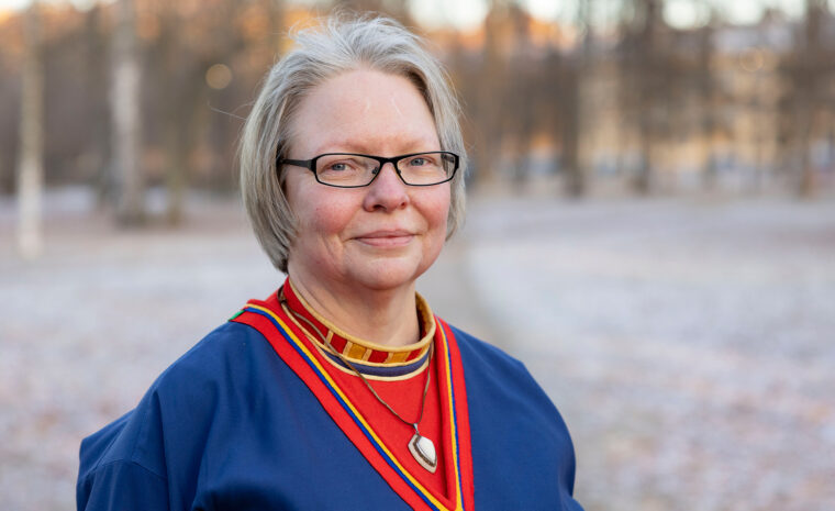 kvinna i samedräkt