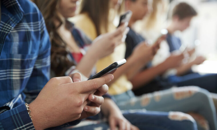 ungdomar med telefoner