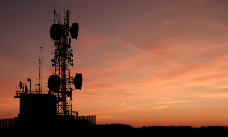 telemast i solnedgång