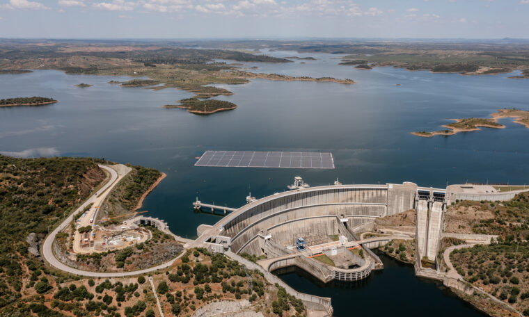 solceller på vattnet i en damm, bebyggelse runt