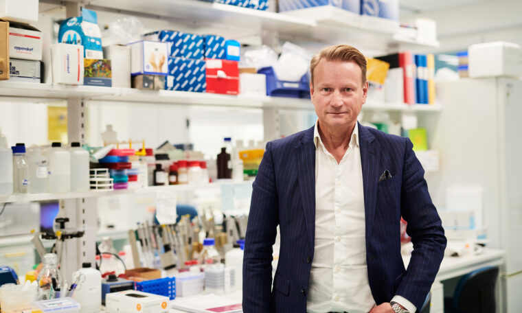 Matti Sällberg i kavaj på labbet