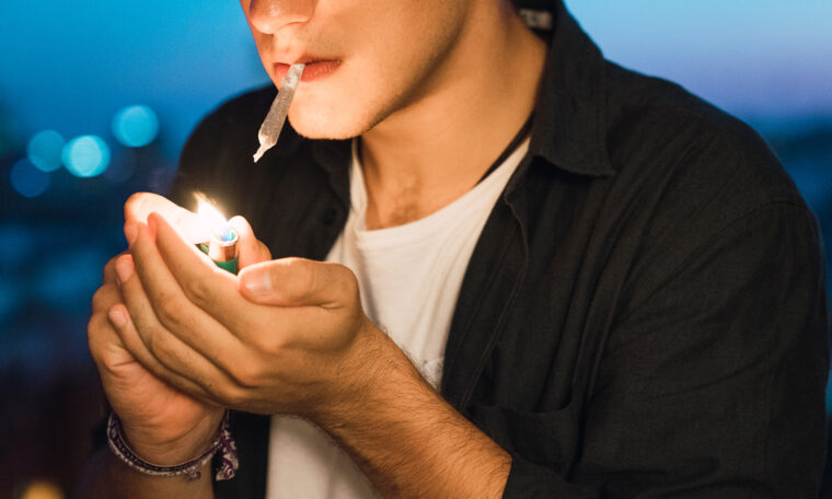 ung man tänder rullad joint