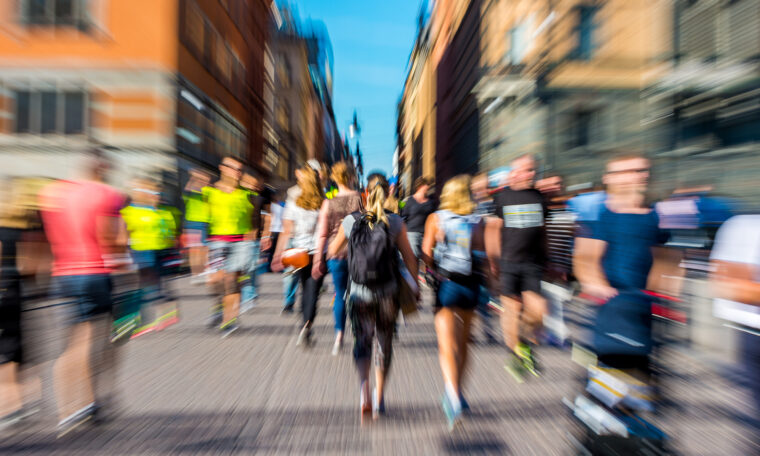 folk som promenerar