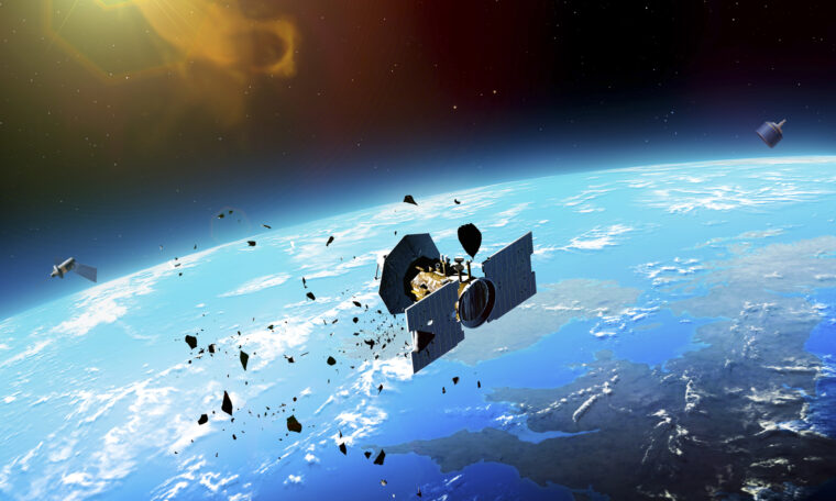 En satellit har krockat med något föremål. Delar av den splittrade solpanelen sprids. Illustration.