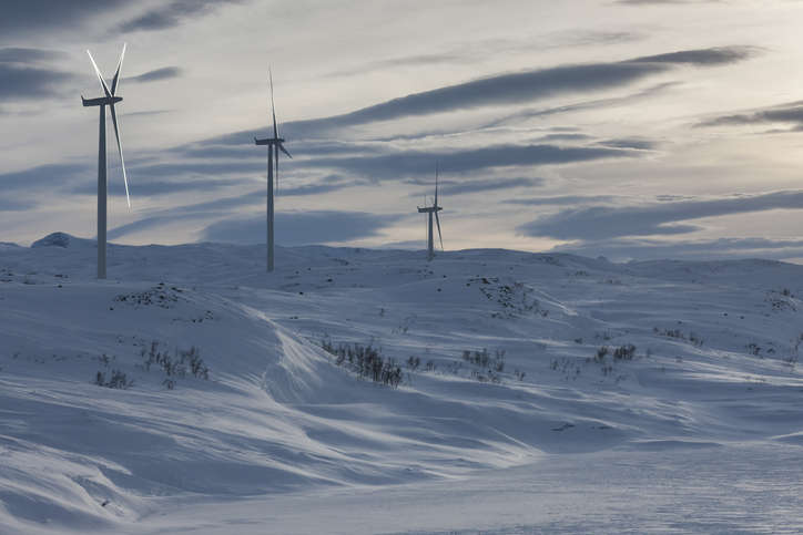 Vindkraftverk i snölandskap
