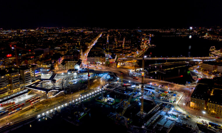 stad lyser i mörkret, bild tagen uppifrån