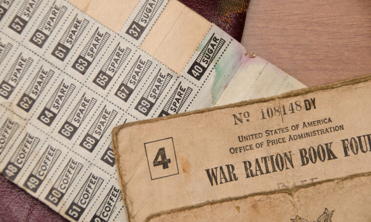 gulnande papper med texten war ration och sugar