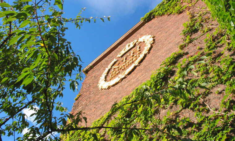 KTH fasad och logga