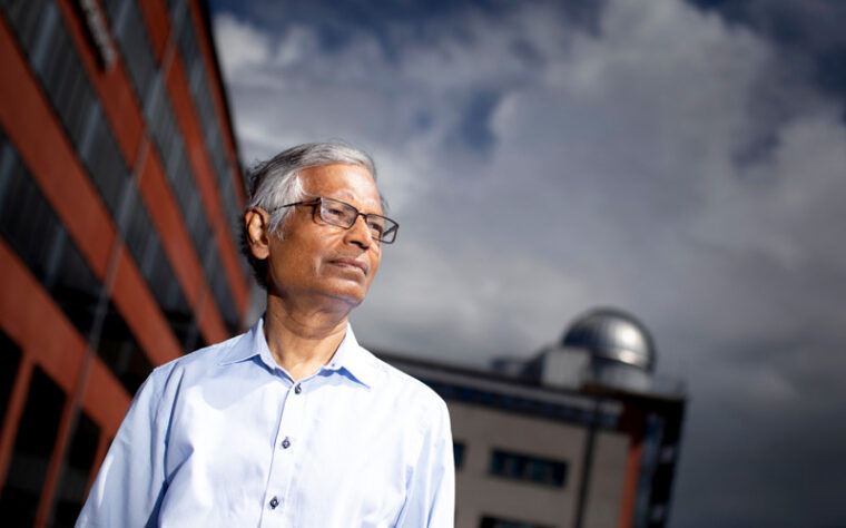 Vernon Cooray är professor emeritus på institutionen för elektroteknik vid Uppsala universitet. ”I Sverige har vi generellt bra skydd mot åskan. I Sverige dör i genomsnitt en person per år efter att ha träffats av blixten. På Sri Lanka, där jag är uppväxt, rör det sig i stället om 60 personer.”