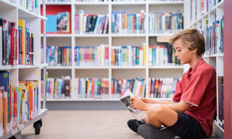 Pojke i bibliotek