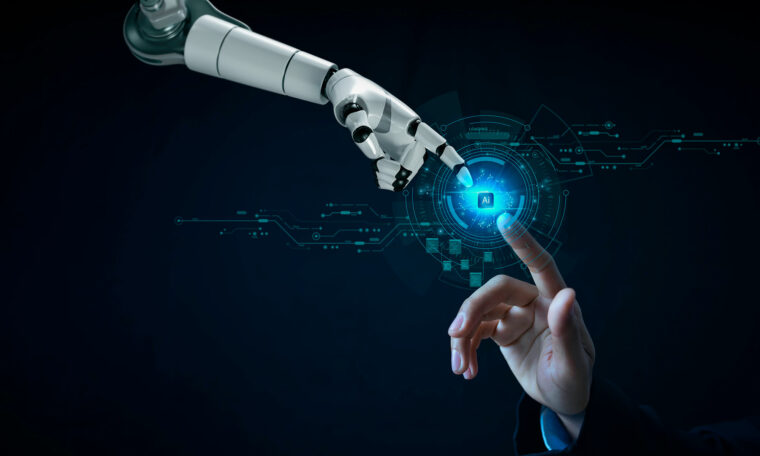 Pekfinger från människa och robot rör vid varandra.