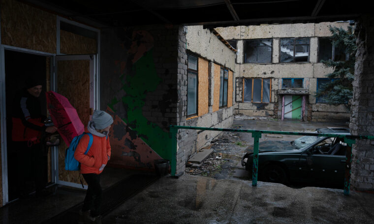 barn i bombad skolbyggnad