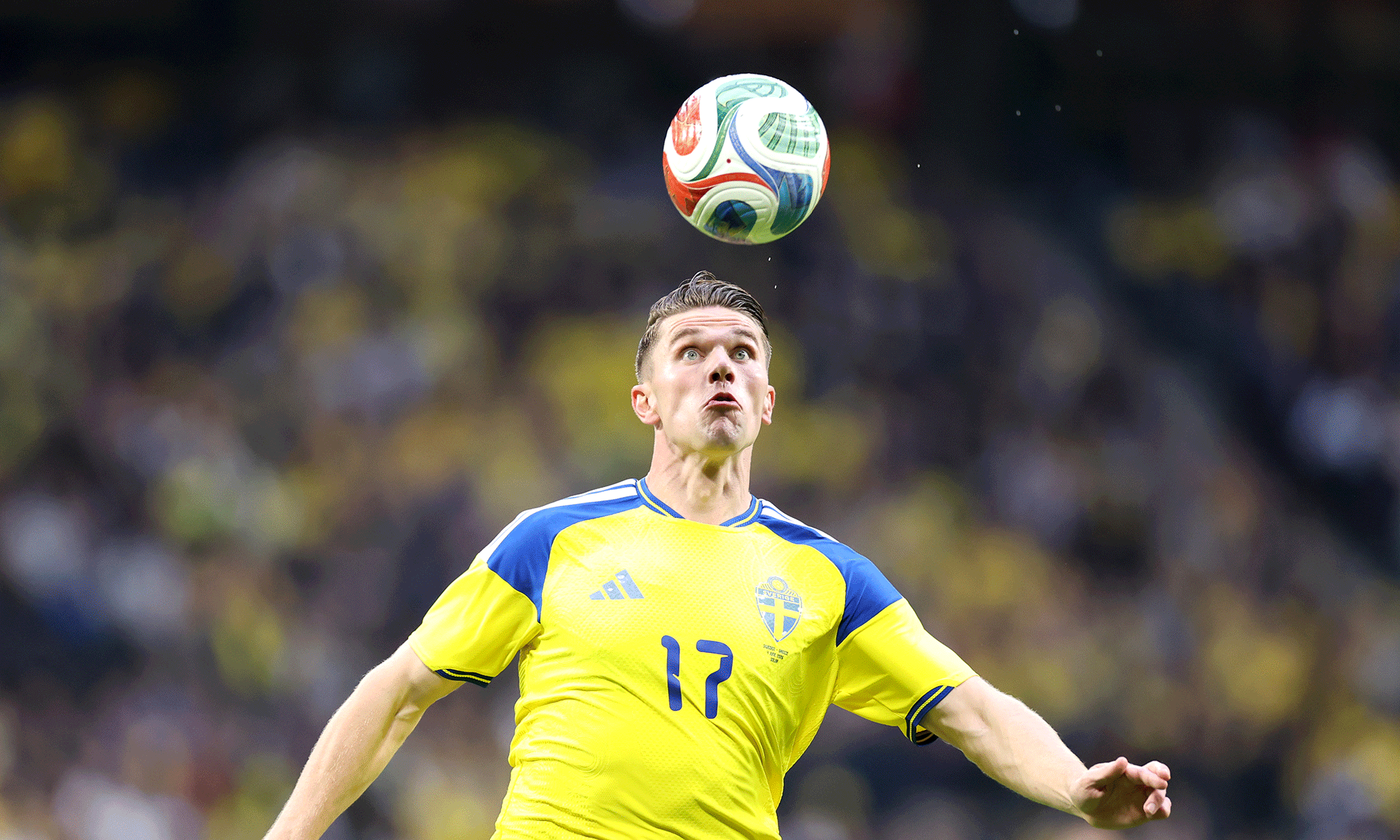 Viktor Gyökeres med boll och landslagströja