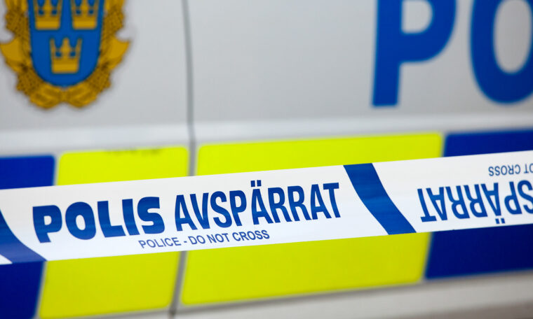 polisbil bakom avspärrat
