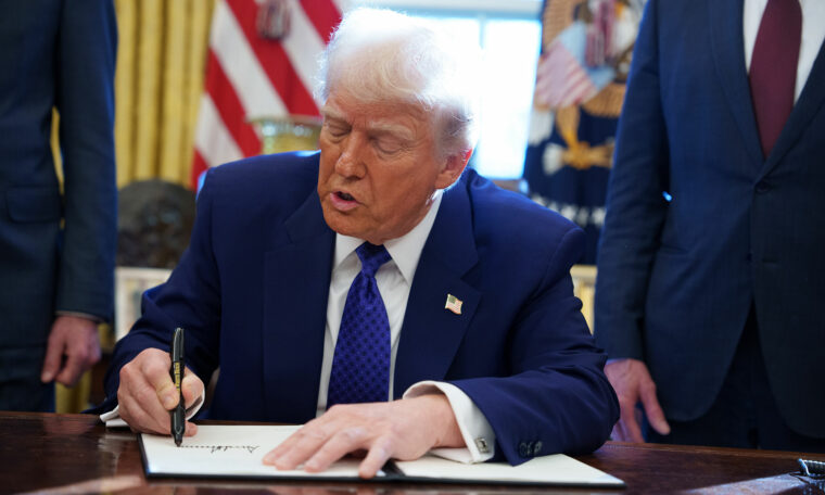 Trump signerar i Ovala Rummet i Vita Huset