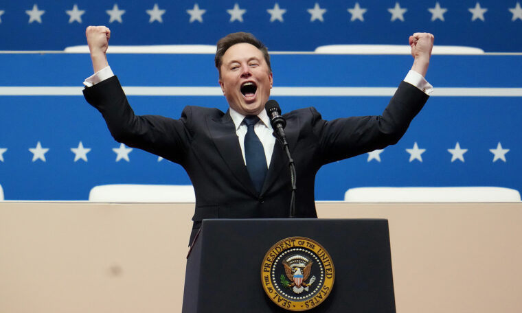 Elon Musk jublar med händerna i luften