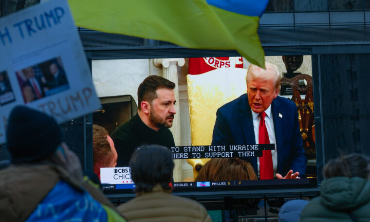Volodomyr Zelensky och Donald Trump på skärm, demonstranter med Ukraina-flagga framför