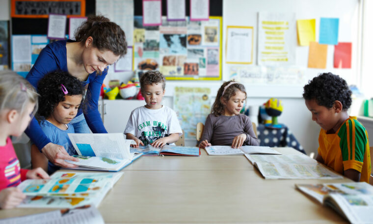 Lärare hjälper elever i klassrummet
