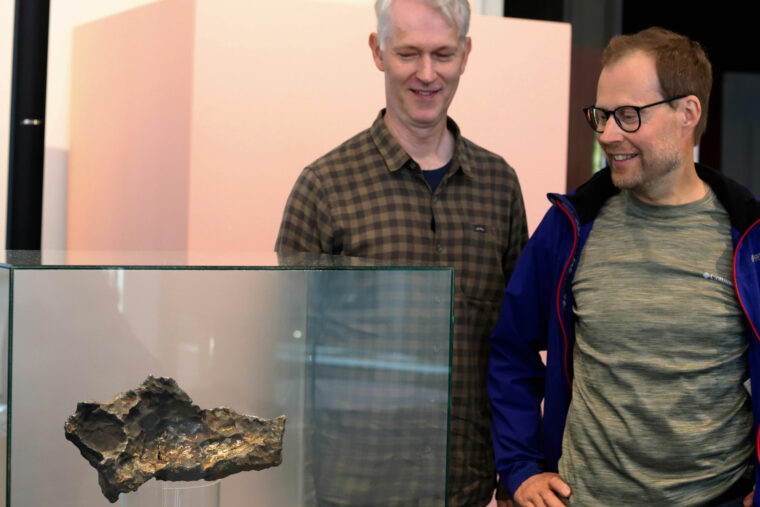 Geologerna Andreas Forsberg och Anders Zetterqvist hittade meteoriten.
