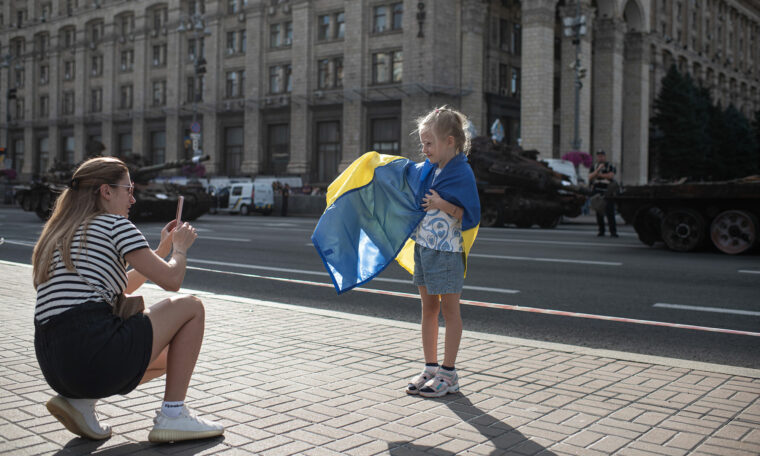 flicka poserar med ukrainsk flagga