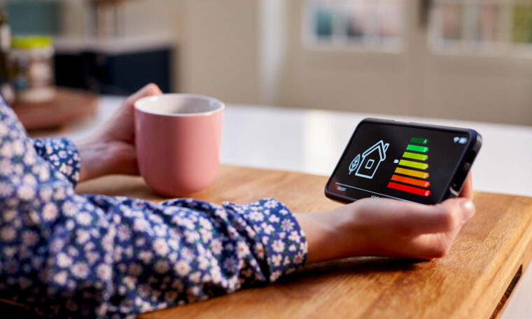 kvinna har energieffektiviseringskarta över hur i sin mobil