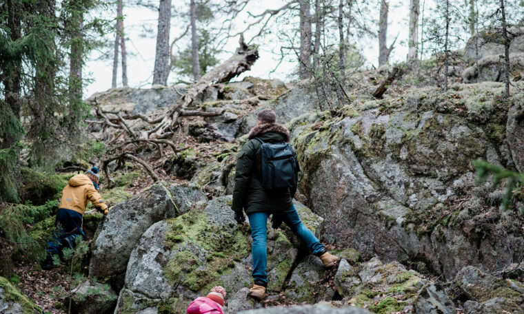 familj på utflykt i svensk urskog