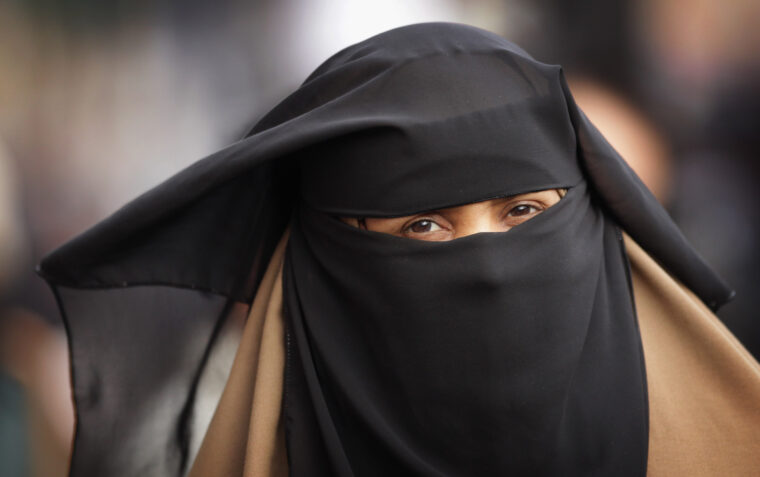 Kvinna som bär niqab.