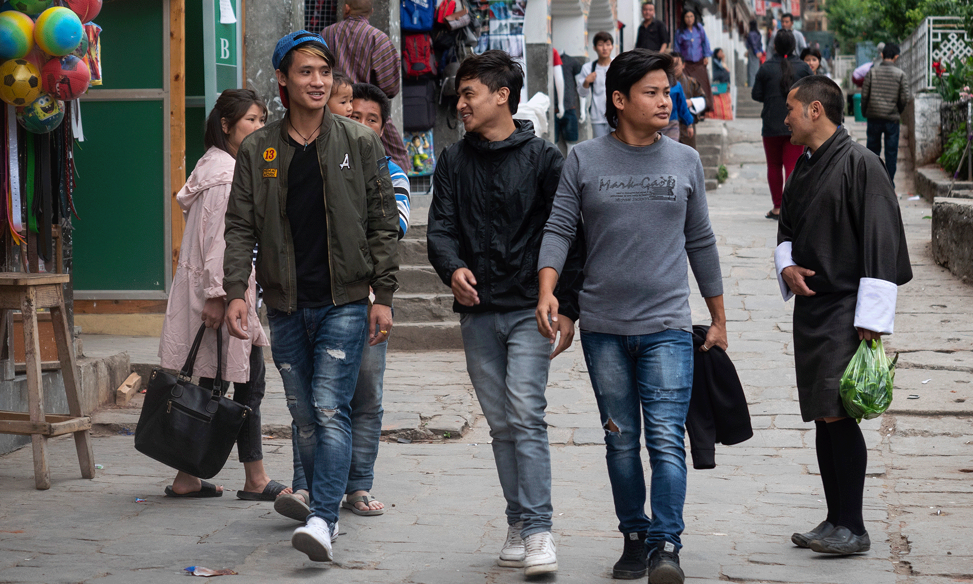 Ungdomar i stadsmiljö i Bhutans huvudstad Thimphu.