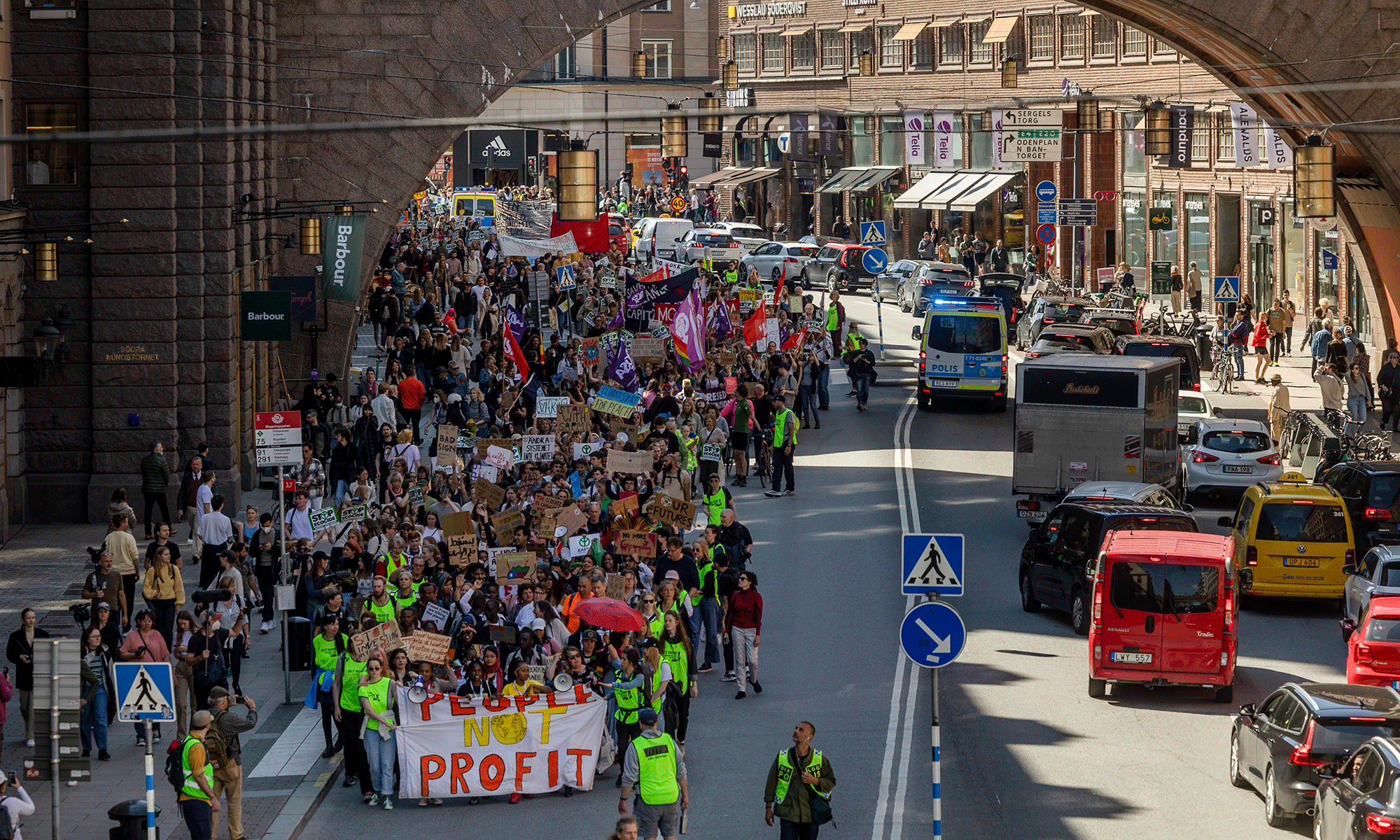 Demonstrationståg på Kungsgatan i Stockholm